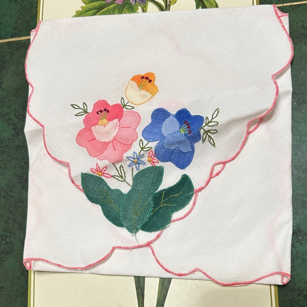 Floral Appliqué Embroidered white cotton bread basket liner New - 23”